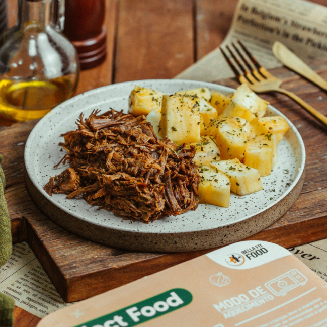 CARNE DE PATINHO DESFIADA COM MANDIOCA COZIDA 300G