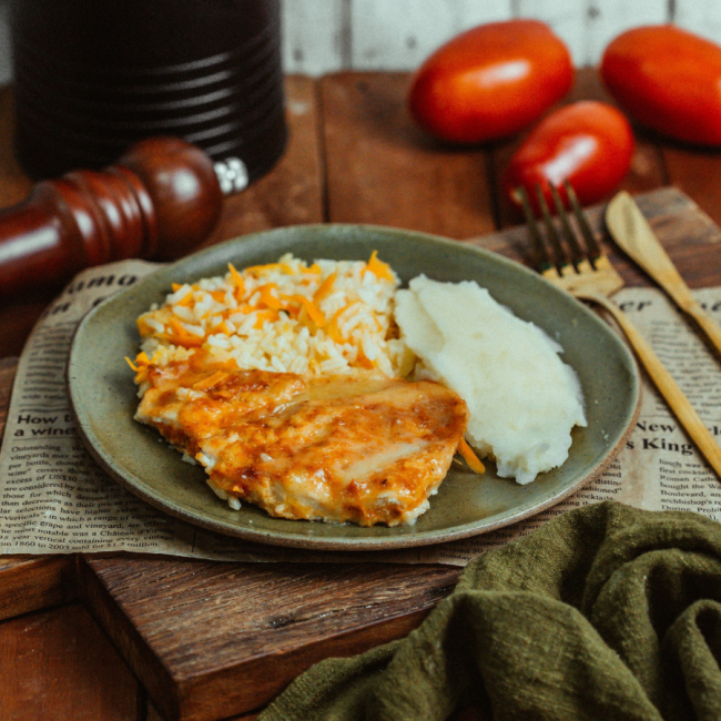 PARMEGIANA DE FRANGO C/ARROZ BRANCO E CENOURA RALADA + PURÊ DE BATATA INGLESA 300G