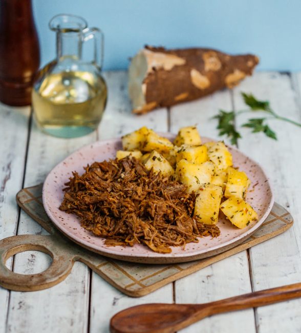 CARNE DE PATINHO DESFIADA COM MANDIOCA COZIDA 300G