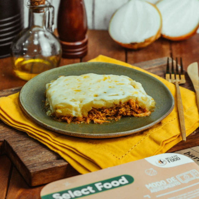 ESCONDIDINHO DE FRANGO C/ PURÊ DE BATATA DOCE E MUSSARELA 300G