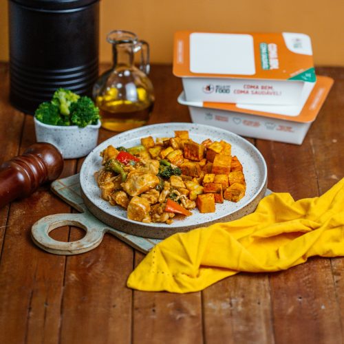 FRANGO ORIENTAL E BATATA DOCE ASSADA C/ PAPRICA 400G