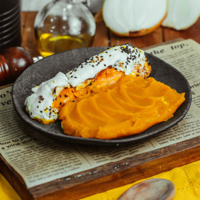 SALMÃO COM CROSTA DE CREAM CHEESE E GERGELIM COM PURÊ DE ABÓBORA 250G