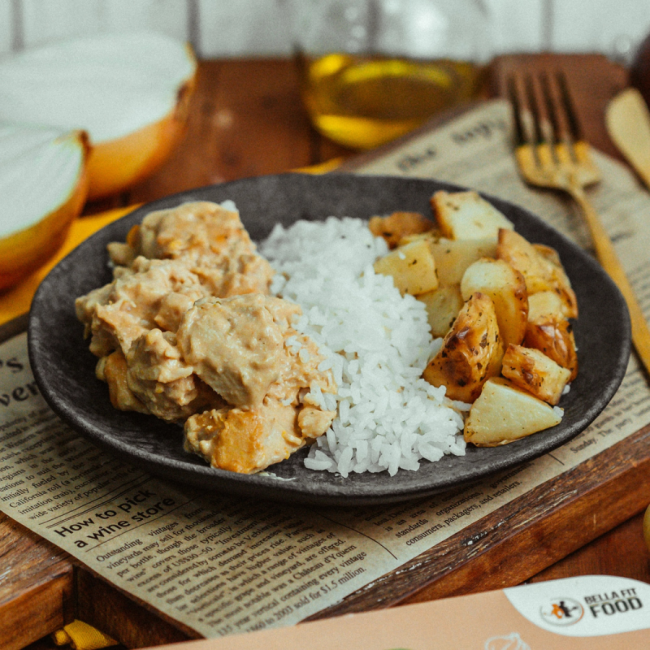 STROGONOFF DE FRANGO C/ ARROZ BRANCO E BATATA RUSTICA 300G