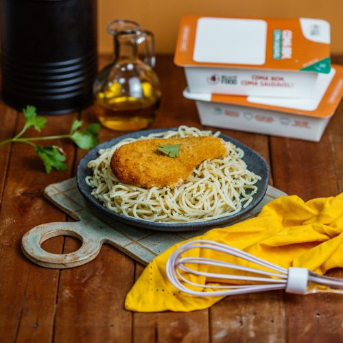 FILÉ DE FRANGO EMPANADO COM ESPAGUETE AO ALHO E AZEITE 300G