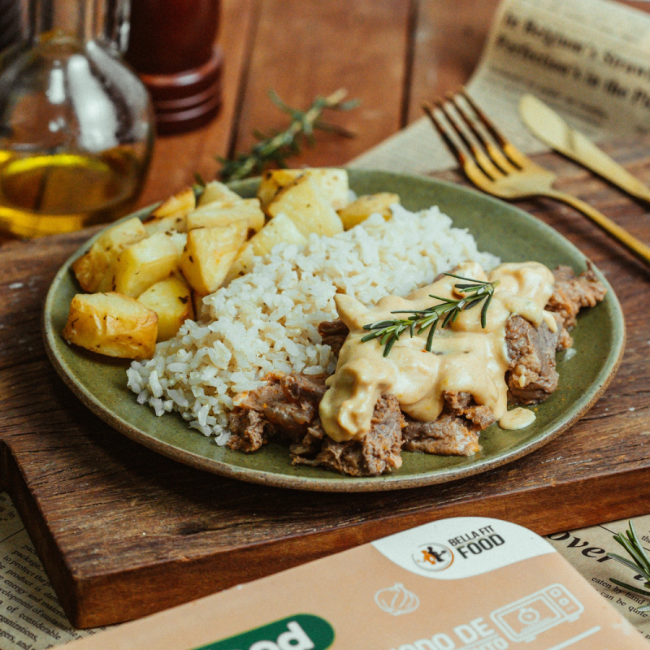 STROGONOFF DE FILÉ MIGNON C/ ARROZ INTEGRAL E BATATA RUSTICA 300G