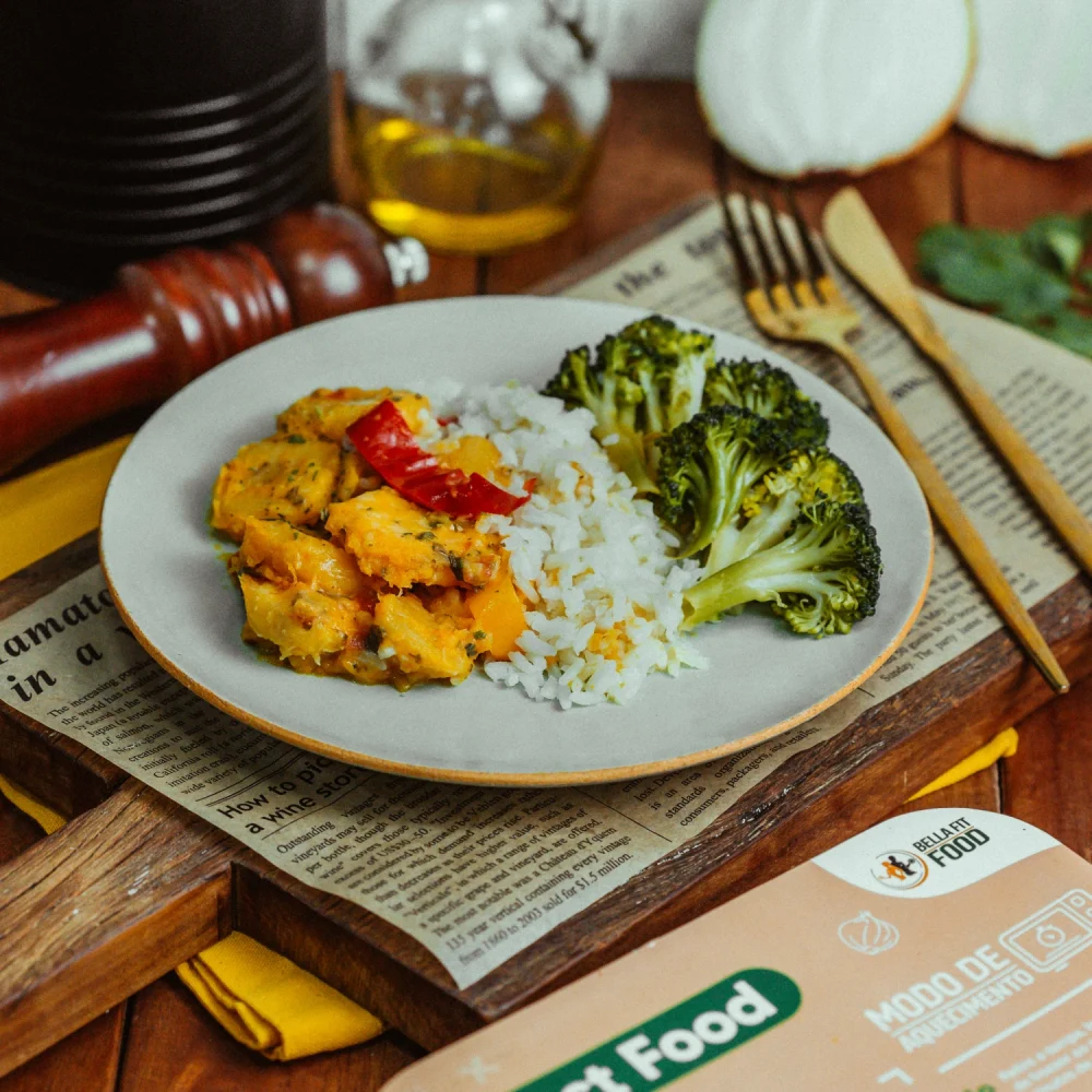 MOQUECA DE BANANA VEGETARIANA COM ARROZ BRANCO E BRÓCOLIS 300G