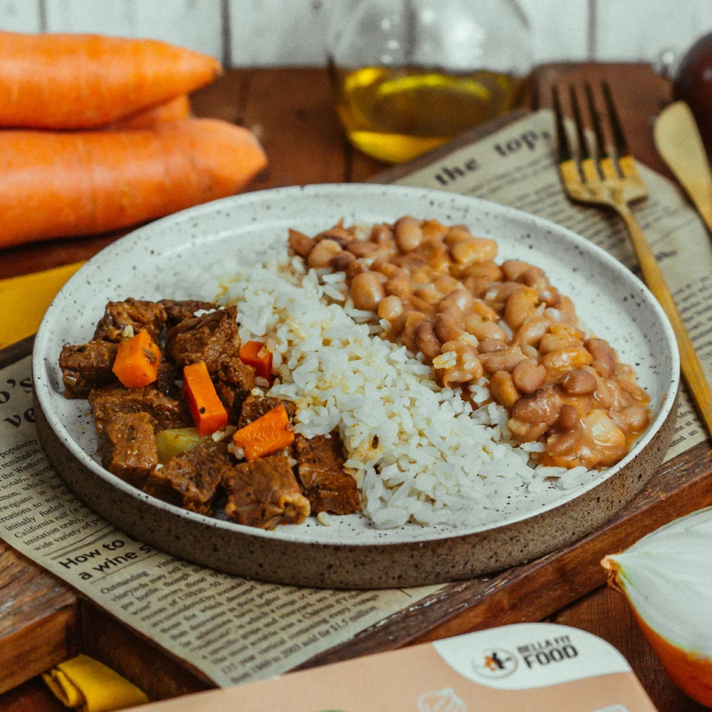 PICADINHO DE CARNE COM LEGUMES E ARROZ BRANCO COM FEIJÃO CARIOCA 300G